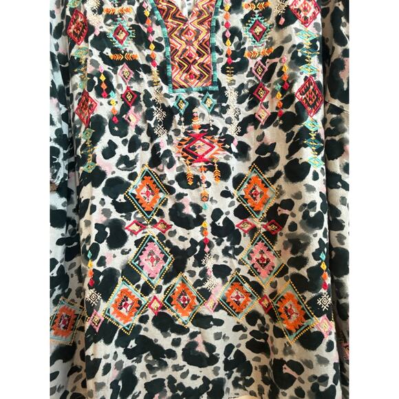 Savanna Jane Black and White Print Top with Multicolor Embroidered Tribal Design - Picture 4 of 7